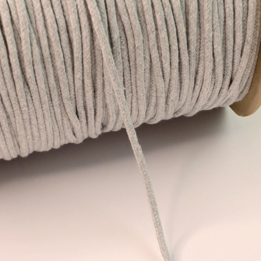 https://www.croftmill.fr/images/pictures/scans-of-fabric/00-2019/08-august-2019/5mm-round-braided-cotton-cord-grey-marl-craft-cu.jpg?v=aa20bf8a